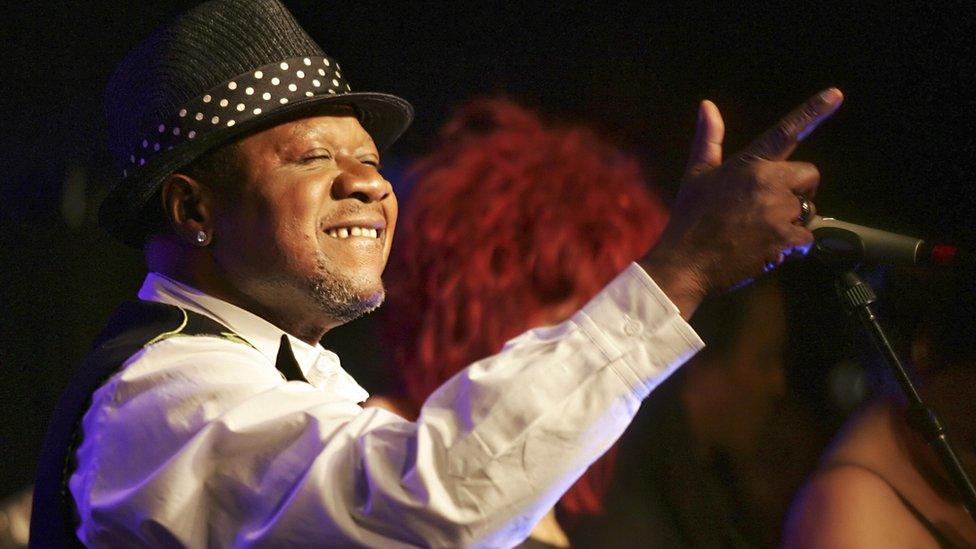 Papa Wemba performing in Paris, 15 February 2006