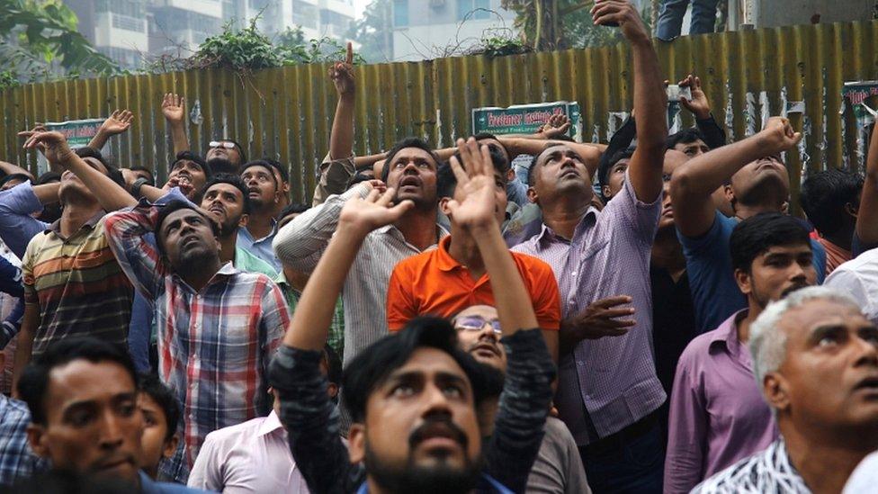 People outside the burning building in Dhaka, Bangladesh, on 28 March 2019