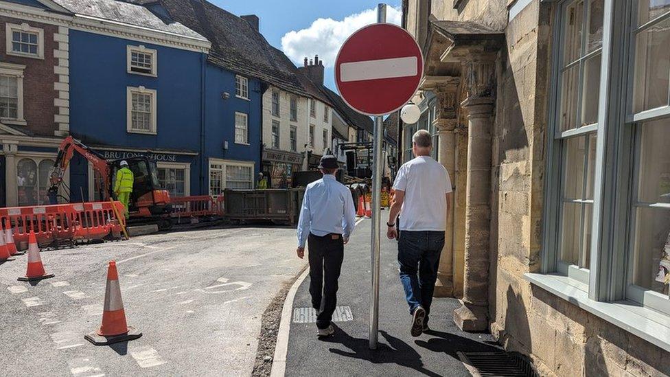 A no entry sign on the pavement