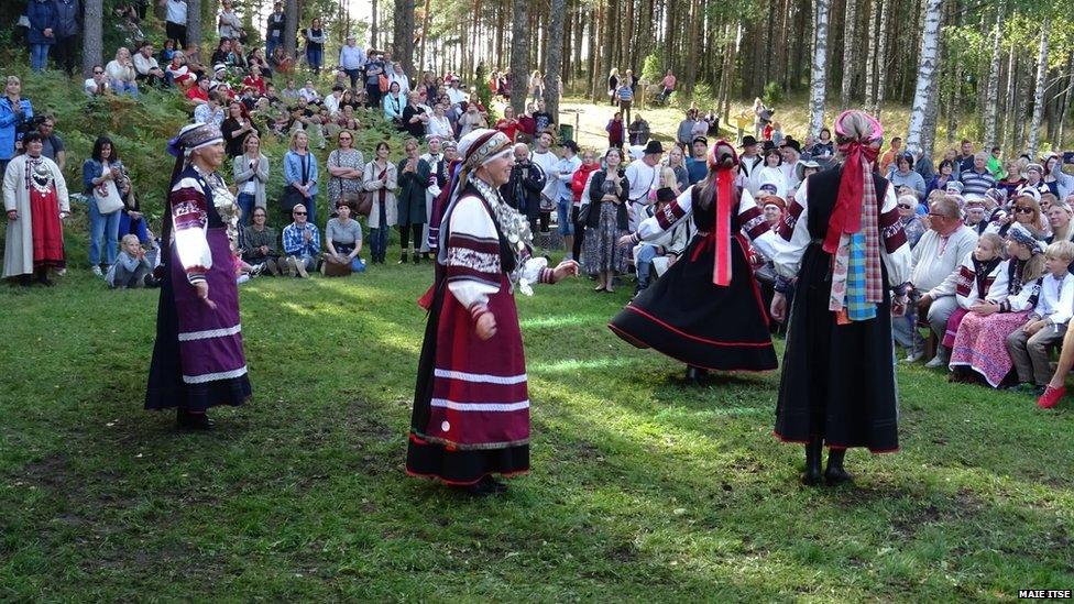 Boireannaich a' dannsa aig a' Khuningriigipaev