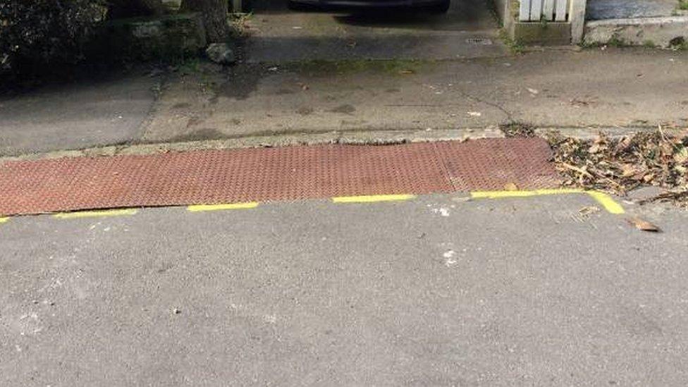 Russell Taylor's homemade yellow lines in Holloway Road, Wellington (July 2017)