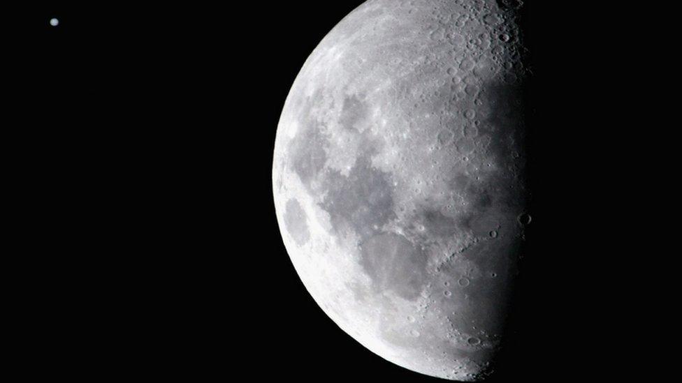 SYDNEY, AUSTRALIA - JUNE 16: The planet Jupiter (L) appears as a faint disc next to the moon June 16, 2005 in Sydney, Australia. (Photo by Ian Waldie/Getty Images)