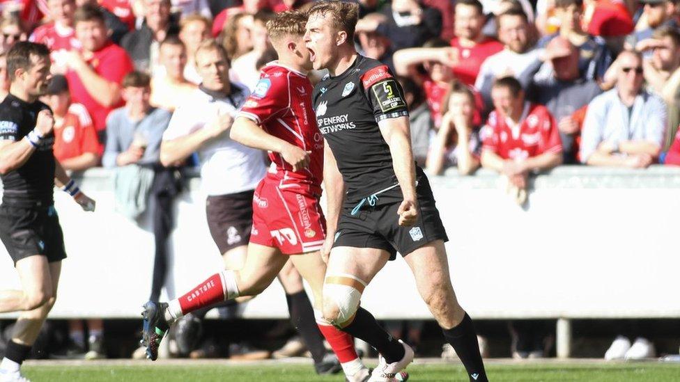 Stafford McDowall yn dathlu sgorio yn erbyn y Scarlets