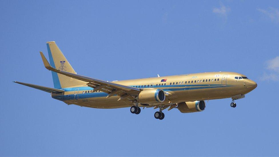 Gold painted Boeing 737