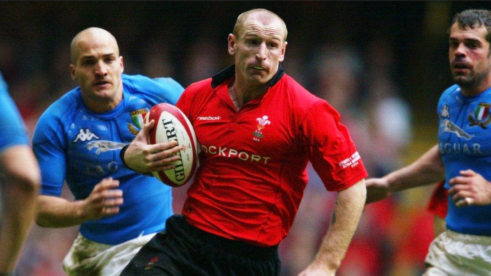 Gareth Thomas running with ball