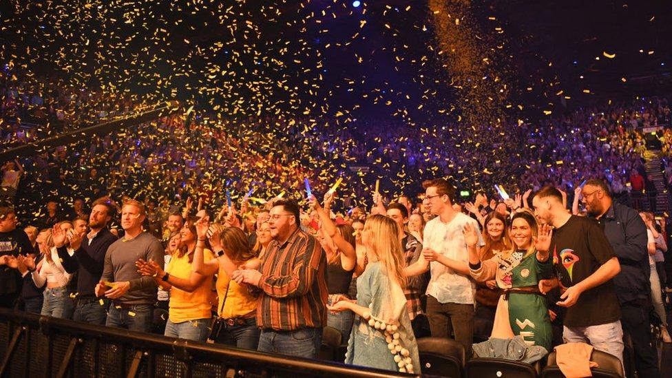 audience-at-concert.