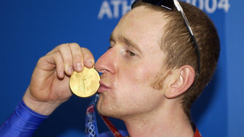 Bradley Wiggins kisses his gold medal in 2004