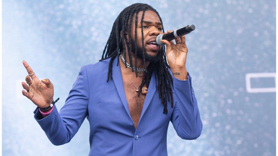 MNEK performing