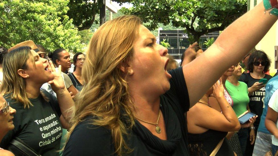 teachers protesting in front of the mayor's office in Cabo Frio