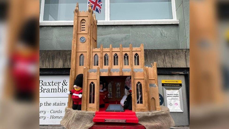 Post box topper in Pudsey