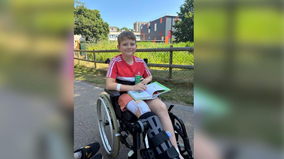 Mam bachgen 9 oed yn galw i'r dyn a'i darodd fynd at yr heddlu - BBC ...