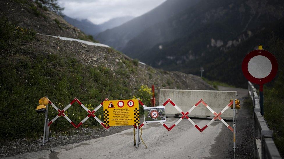 A road block in front of the village Brienz