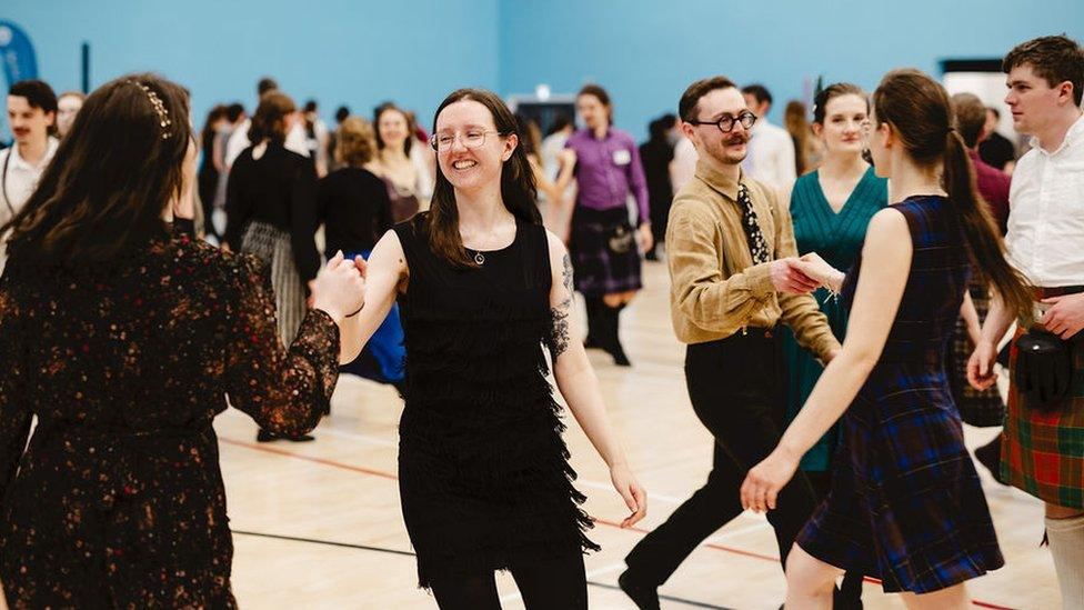 Young couplings of Scottish country dancers