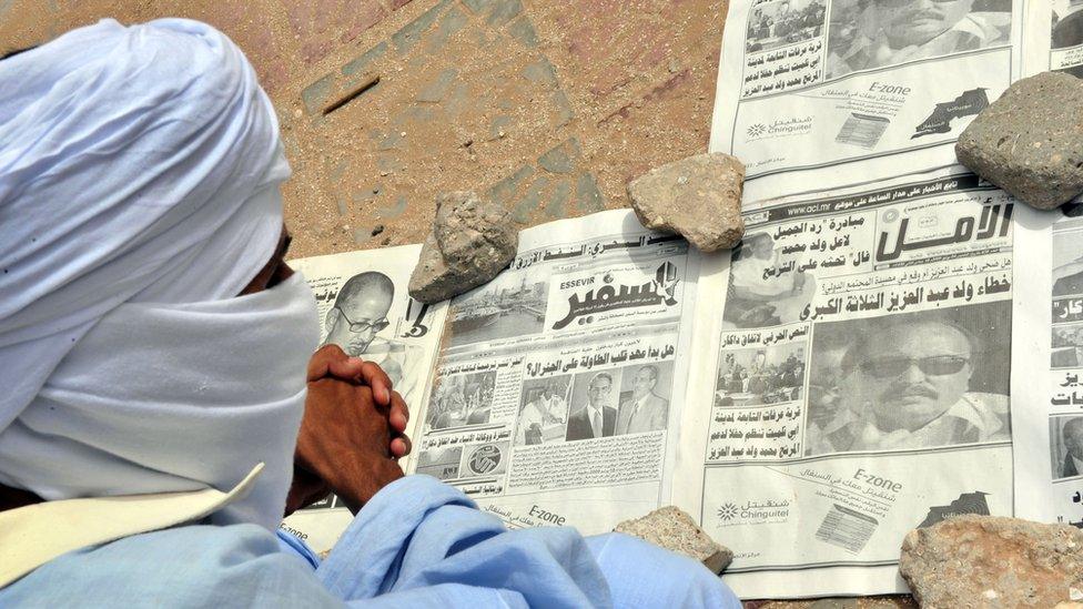 Mauritanian newspaper reader