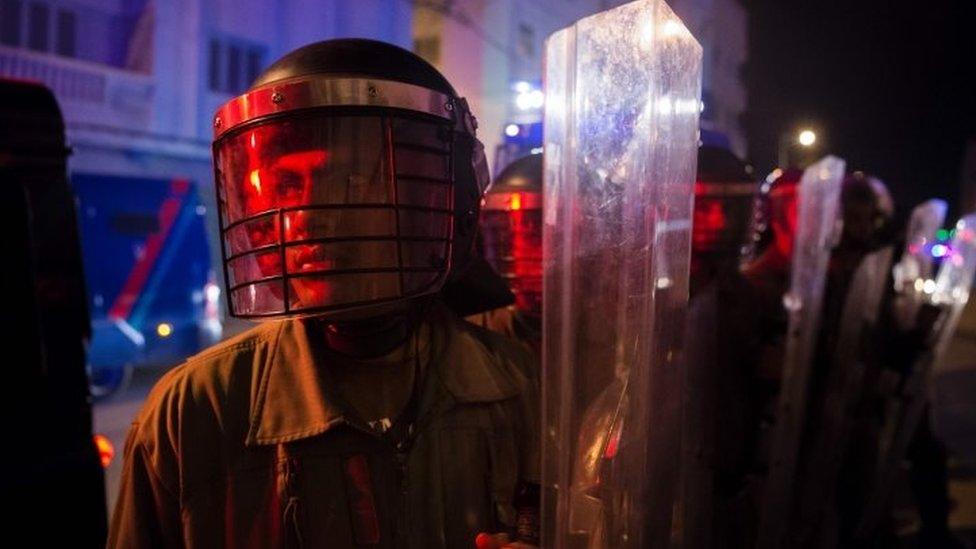 Police face protesters in the northern city of al-Hoceima (28 May 2017)