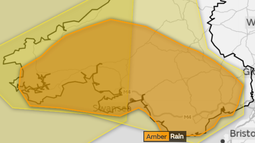 Map yn dangos rhybudd melyn ar hyd Cymru