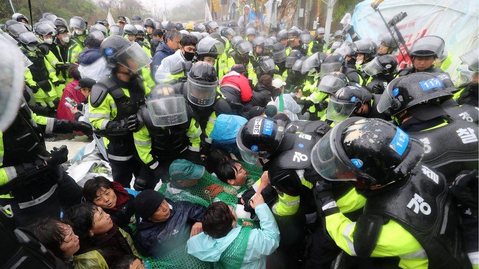 South Korean police officers attempt to disperse residents taking part in an anti-THAAD (Terminal High Altitude Area Defense) protest in Seongju, South Korea, April 23, 2018