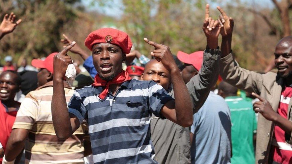 Members of the main opposition parties protest outside the Harare Magistrates Courts (26 August 2016)