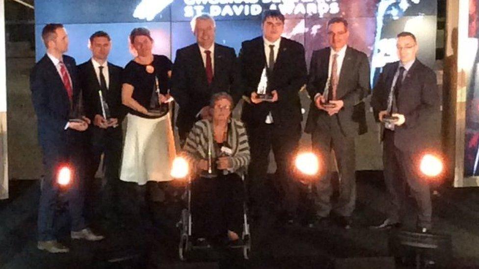 Holl enillwyr y noson gyda'r Prif Weinidog, Carwyn Jones