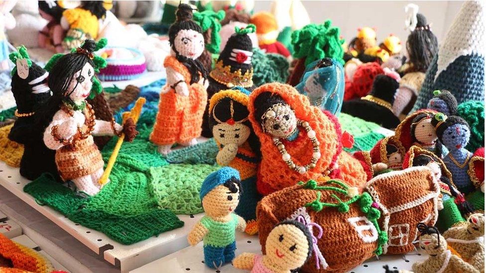 world-record-breaking-crochet-dolls.