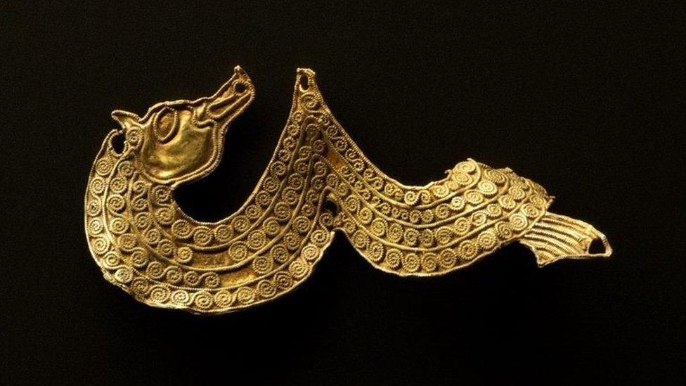 Gold mount with horse head decorated with gold filigree