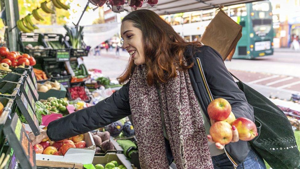 Claudia Neuray buying fruit