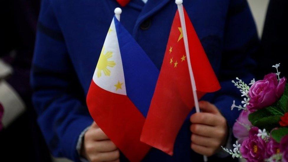 Children hold plastic flowers, national flags of China and the Philippines before President of the Philippines Rodrigo Duterte and China"s President Xi Jinping attend a welcoming ceremony at the Great Hall of the People in Beijing, China, October 20, 2016.