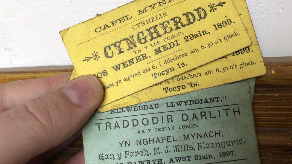 Tocynnau cyngerdd o 1899, oedd wedi bod o dan blanciau'r llawr ers dros 100 mlynedd.