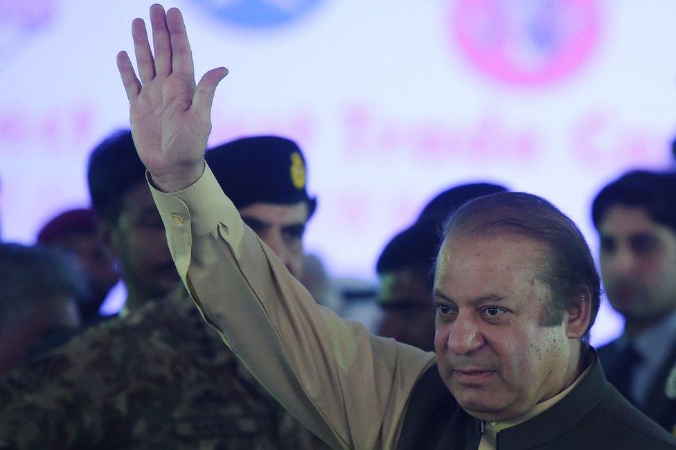 Pakistan's Prime Minister Nawaz Sharif waves to supporters in Gwadar port, Pakistan. 13 November 2016.