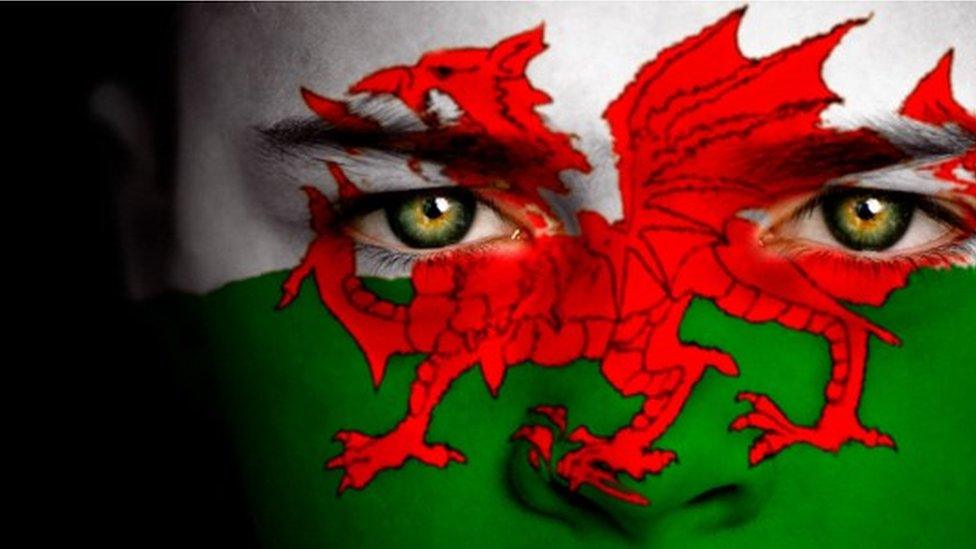 Y Ddraig Goch ar wyneb ifanc