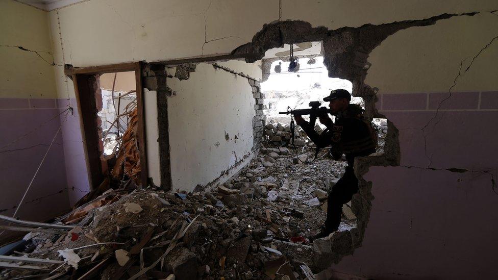 A member of the Iraqi forces guards a position in Mosul's western al-Saha neighbourhood, 28 May 2017