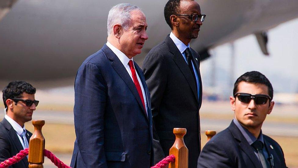 Israeli Prime Minister Benjamin Netanyahu stands (L) next to Rwanda's President Paul Kagame (R)