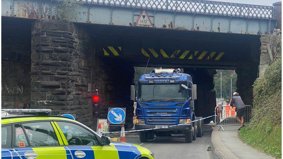 the lorry stuck under the bridge