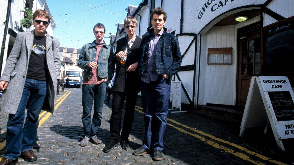 Travis, group portrait, Glasgow, Scotland, United Kingdom, 1997. L-R Andy Dunlop, Fran Healy, Dougie Payne, Neil Primrose. (Photo by Martyn Goodacre/Getty Images)