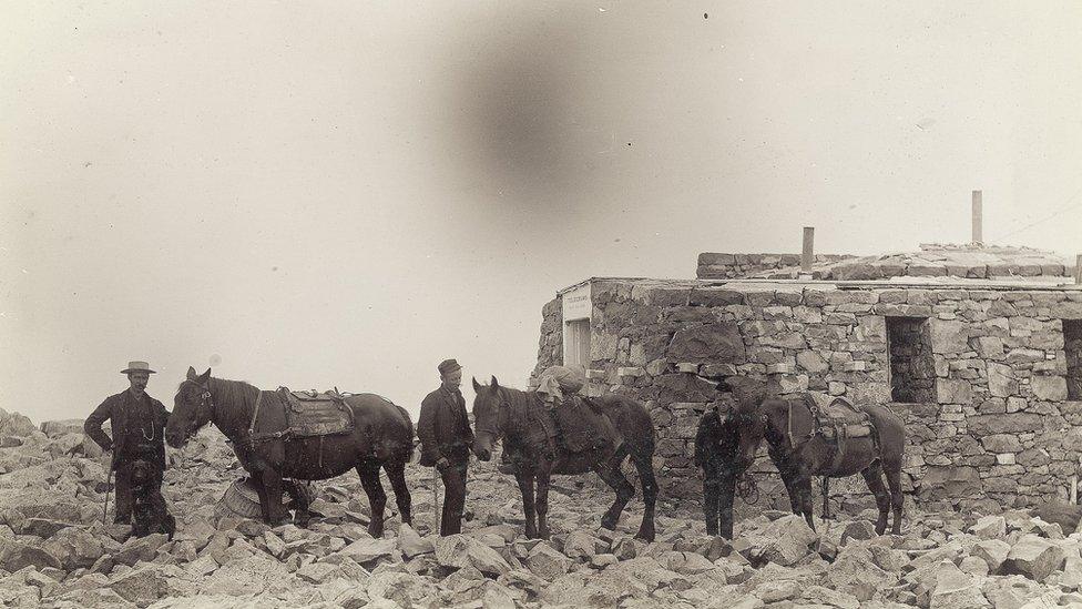 Eich a' toirt chlachan gu mullach na beine gus an stèisean a thogail.