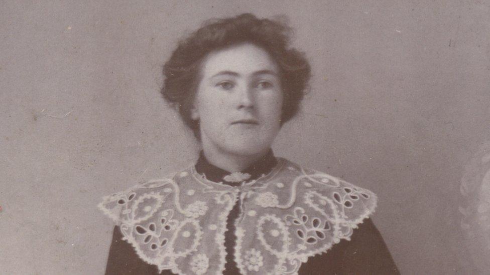 Catherine Davies mewn hen lun teulu a dynnwyd tua 1905, Pentrefelin Cricieth