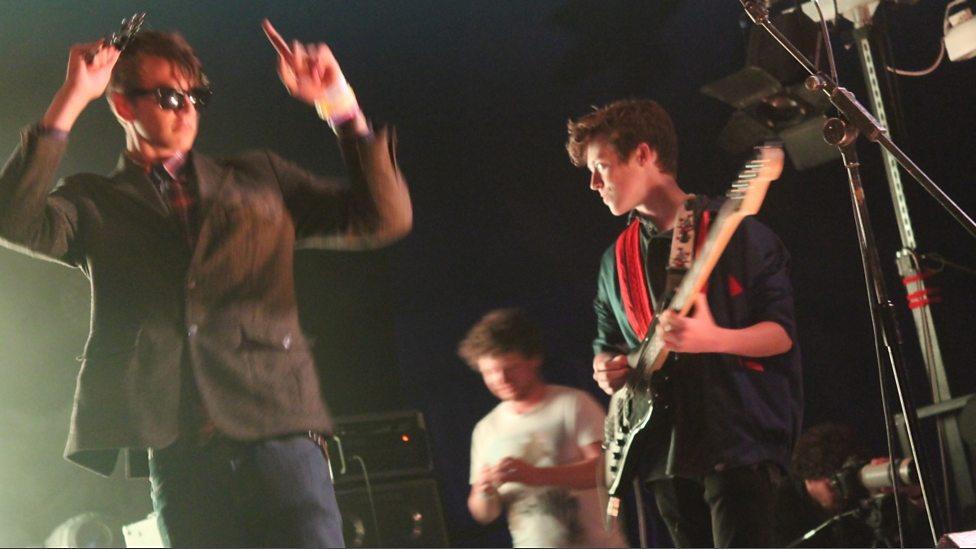 Mae traddodiad cerddoriaeth gyfoes Gymraeg y brifddinas yn ddiogel yn nwylo bandiau newydd fel Breichiau Hir