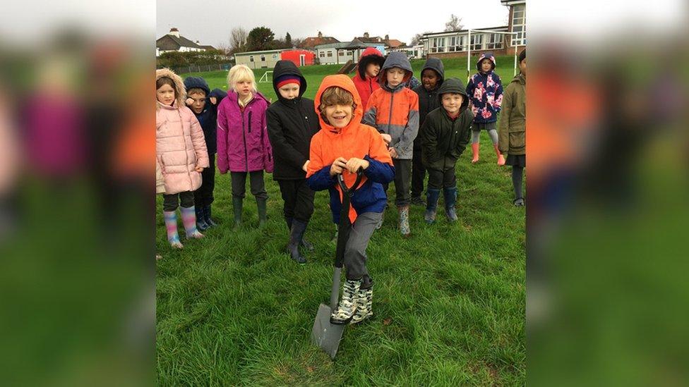 Students prepare to dig at Fairfield