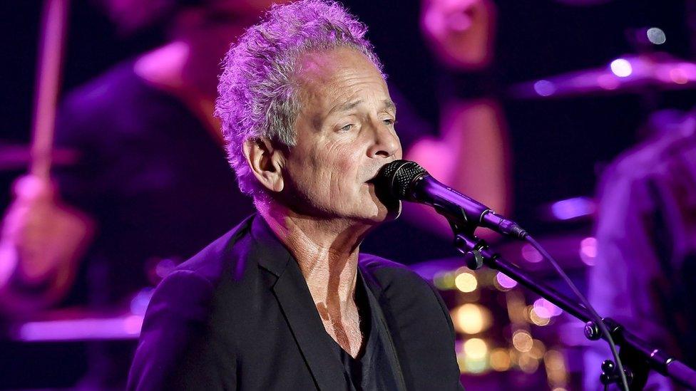 Lindsey Buckingham sings on stage