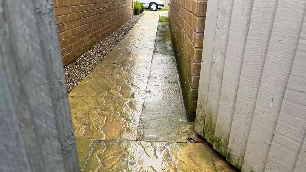 Waterlogged slabs between two walls