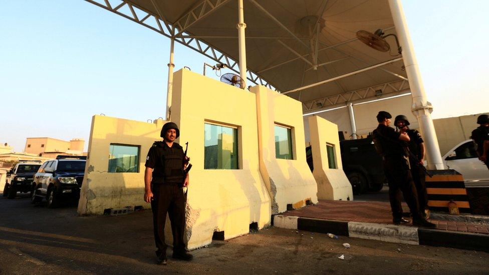 Members of Saudi security forces stand guard in the town of Awamiya (9 August 2017)