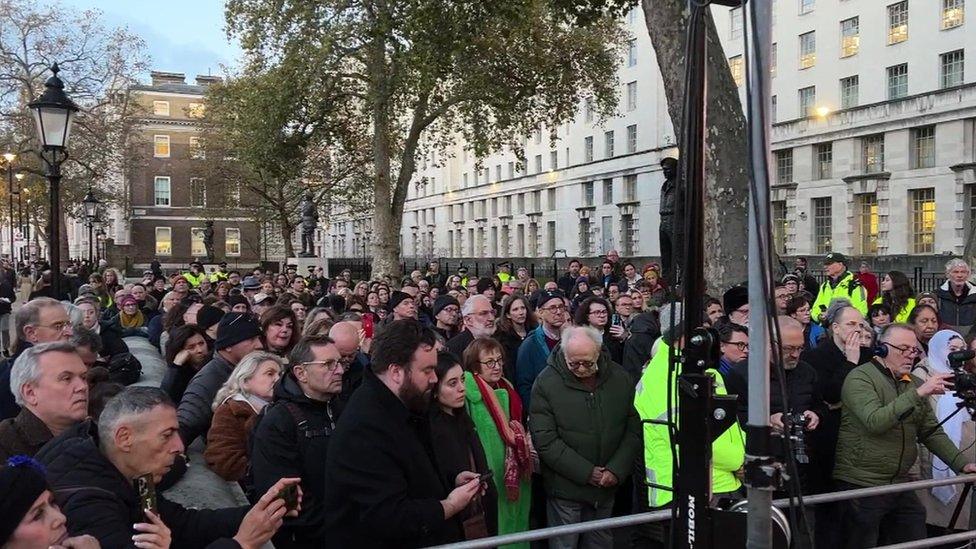 Thousands gathered ahead of the ceasefire vote