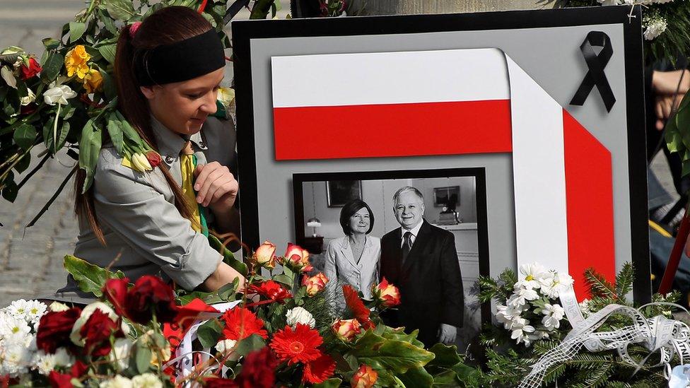 Memorial in Warsaw for late Polish President Lech Kaczynski and his wife Maria, 11 April 2010