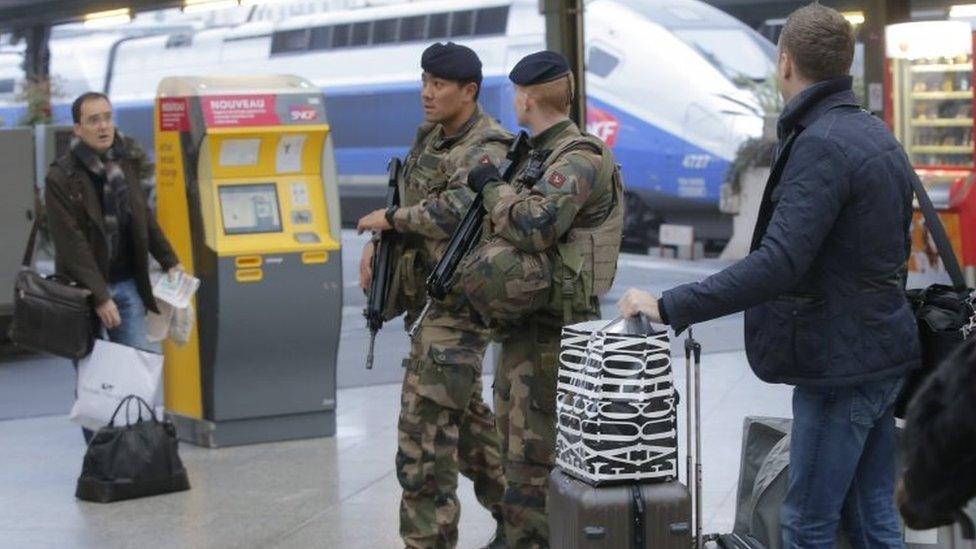 French soldiers patrol at Gare de Lyon train station (23 December 2016)