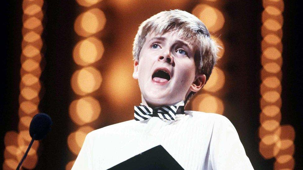 Aled Jones fel bachgen ifanc