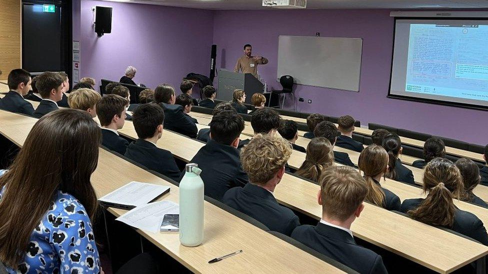 Students listening to Smajo Bëso