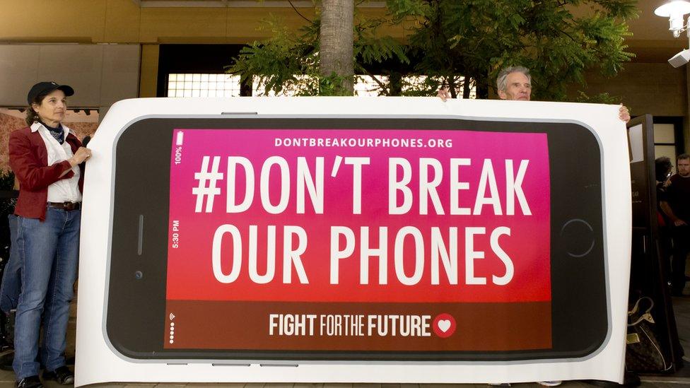 Protesters in front of the Apple Store at the Fashion Valley Mall, 23 Feb 2016