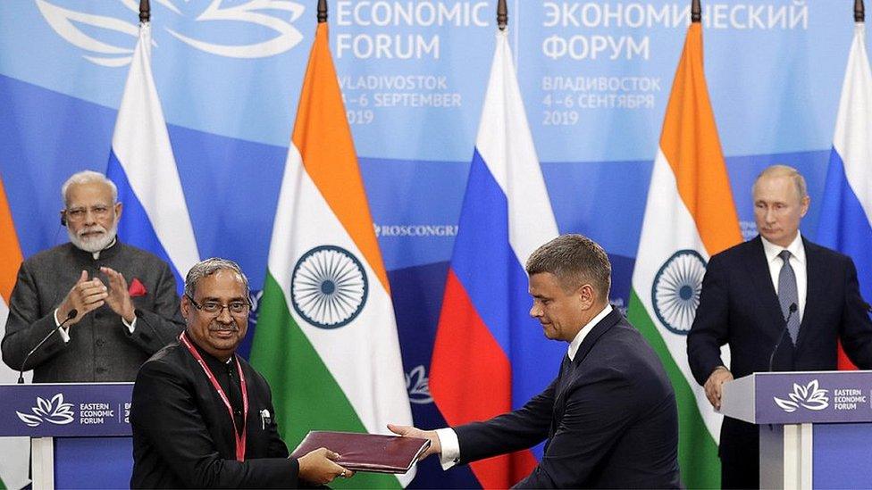 Coal India Managing Director Shri Anil Kumar Jha shaking hands with Russian Far East export chief Leonid Petukhov, 4 Sep 19