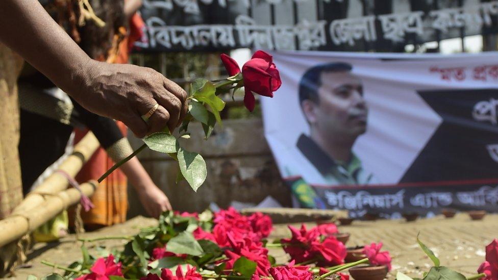 A Bangladeshi social activist pays his respects to Avijit Roy in Dhaka on March 6, 2015