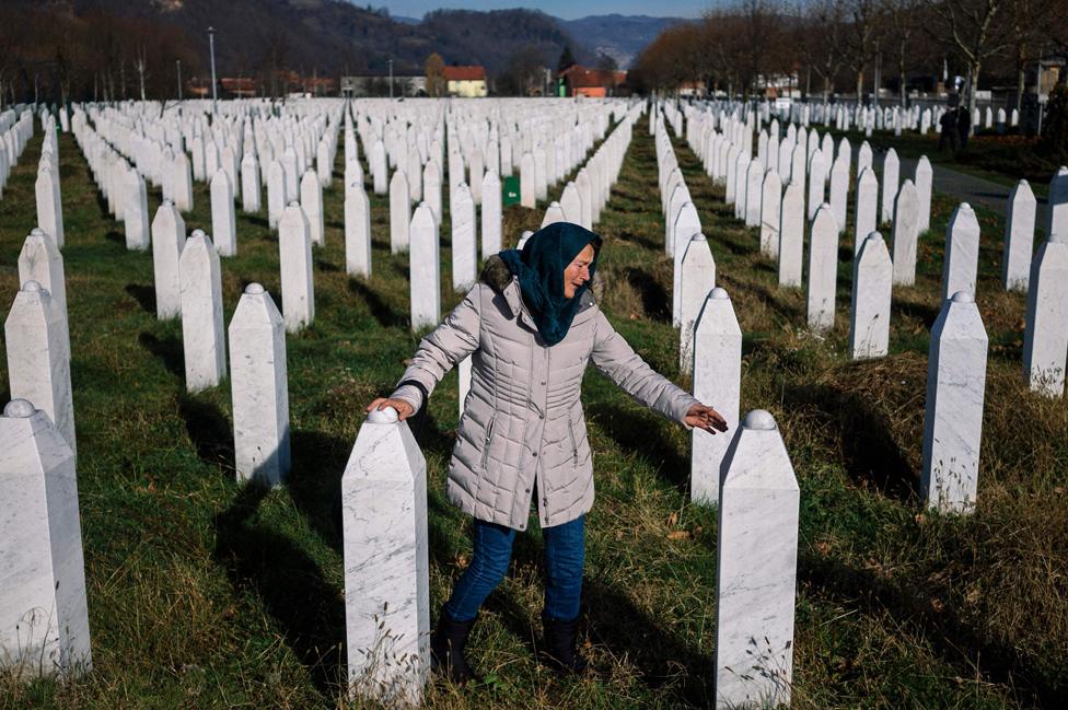 Srebrenica - woman mourning, 22 Nov 17